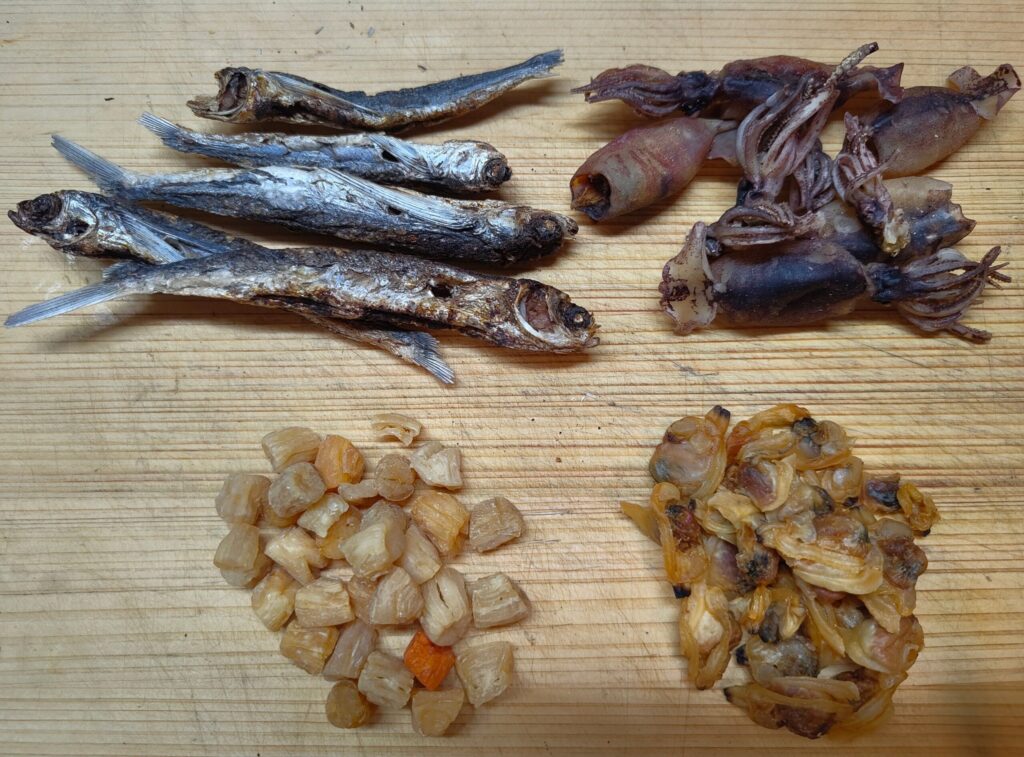 使用した出汁素材（焼きあご・イカ煮干し・アサリ煮干し・イタヤ貝）