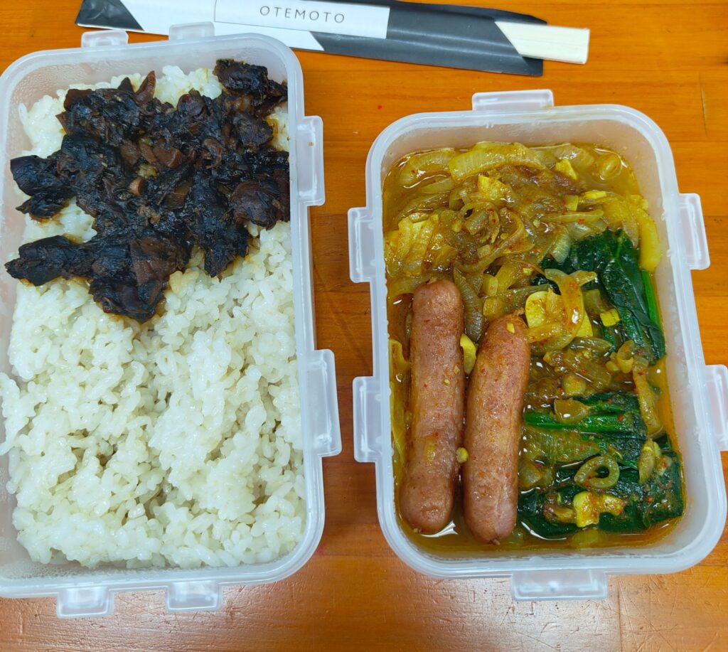 出汁ガラ佃煮をご飯にのせた弁当の例