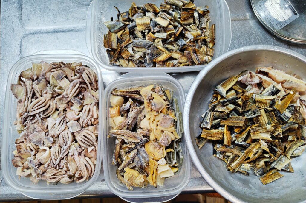 冷凍保存した出汁ガラ(昆布・煮干し・鰹節・貝類などが混ざった状態)