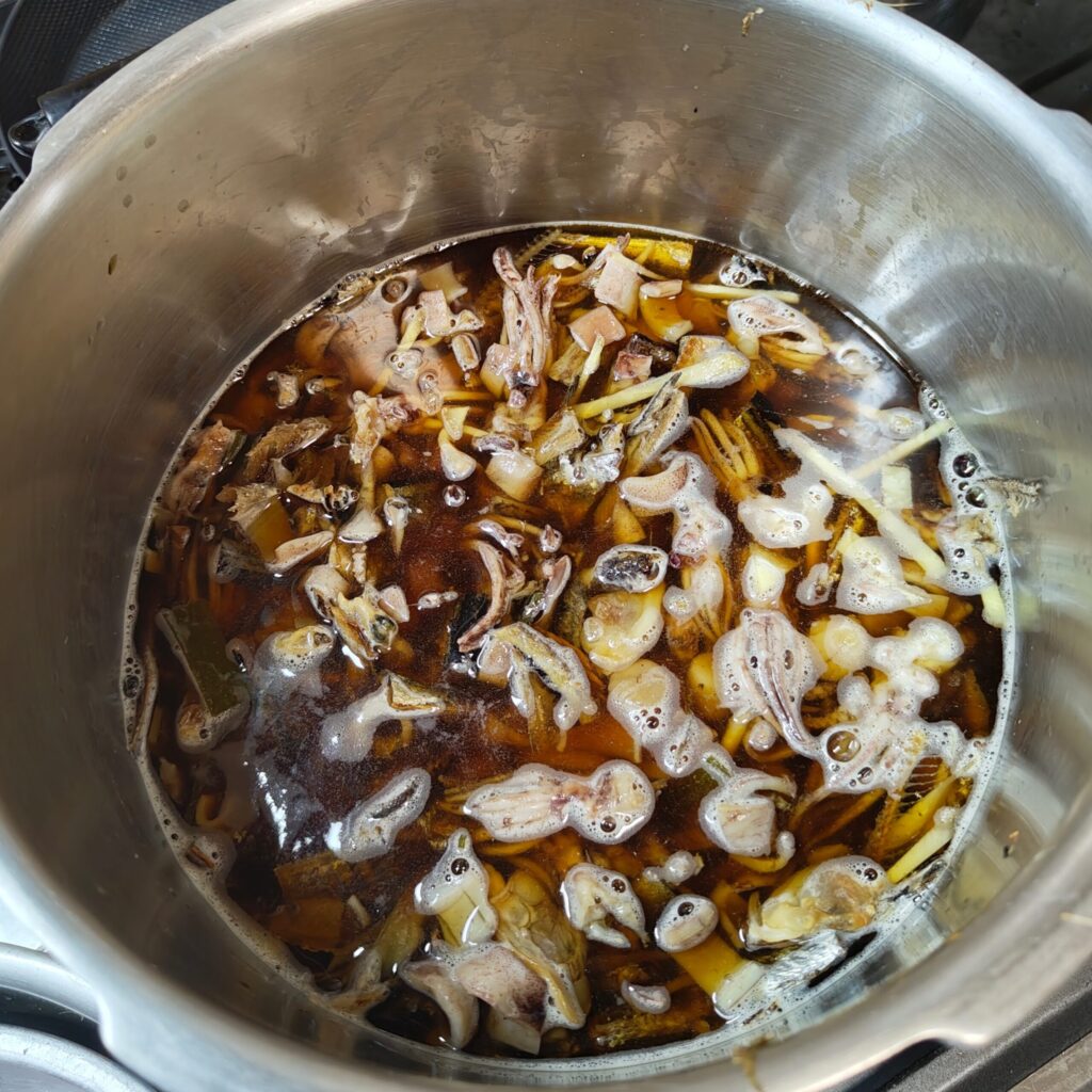 出汁ガラを鍋に入れて調味料と水でひたひたにした状態