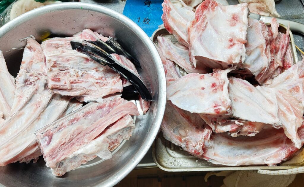 本マグロのアラを電動ノコギリで切断した状態 骨付き中落ち 分割後