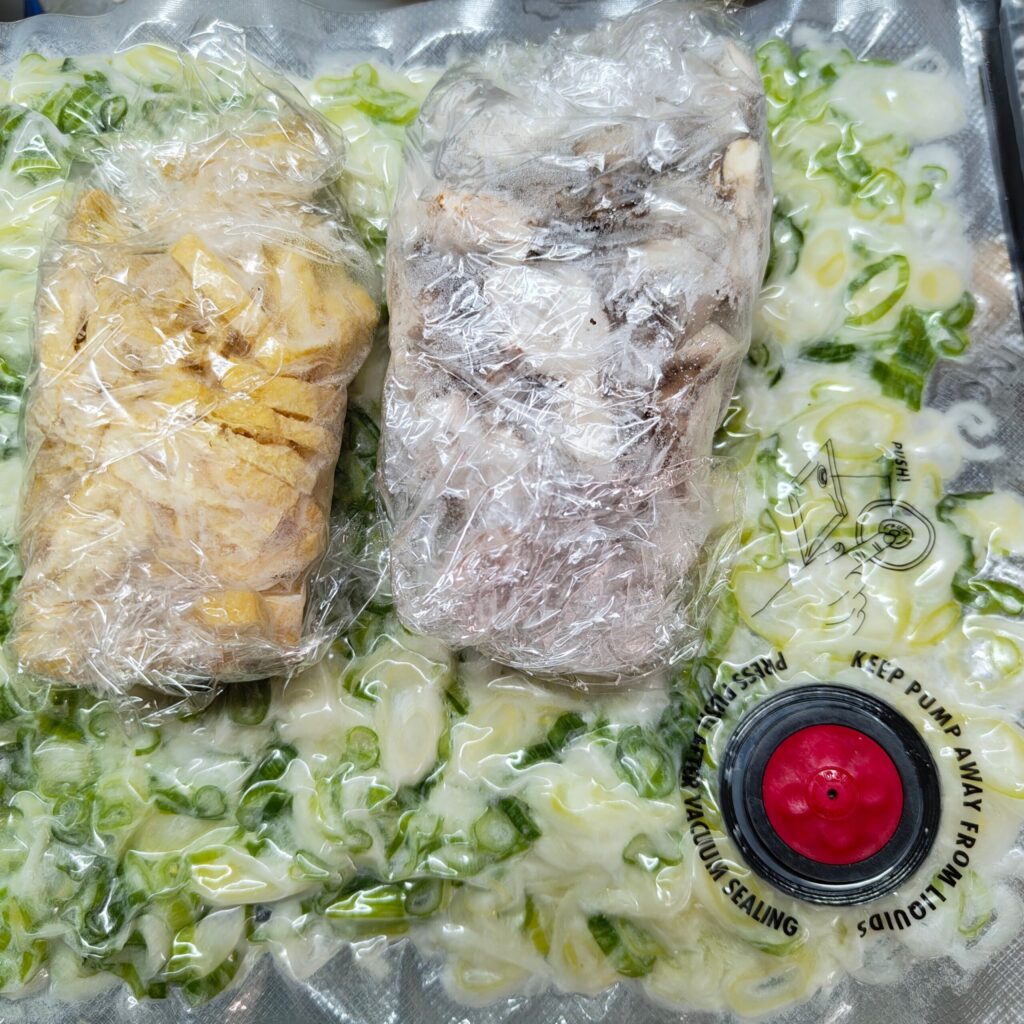 味噌汁用の具材（椎茸・油揚げ・刻み葱）を小分け冷凍している状態