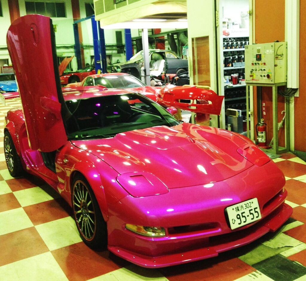 パールピンクにオールペンしたコルベットC5 Z51（6速MT）のフルカスタム外装