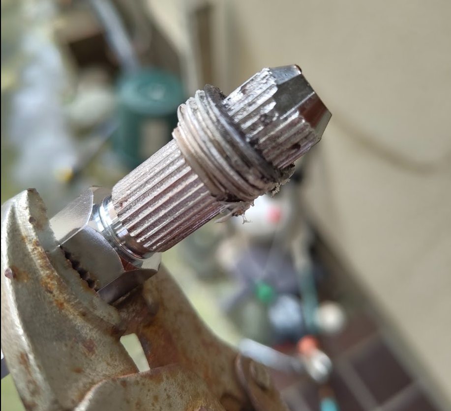水道管内に残った折れた蛇口のネジ部分を専用工具で取り外した状態