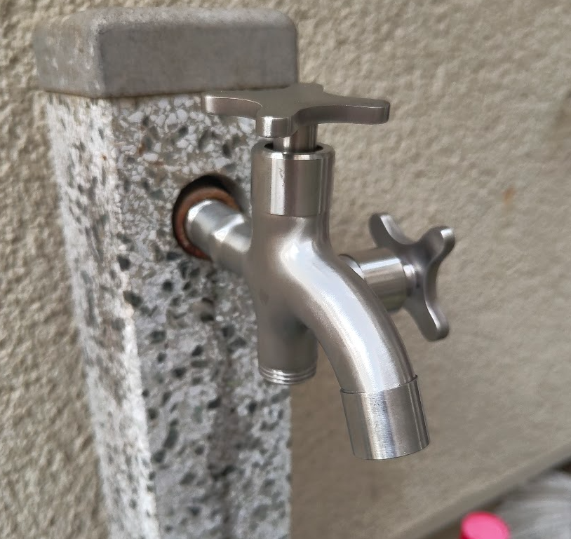 屋外水栓に仮で取り付けた中華製の2口蛇口